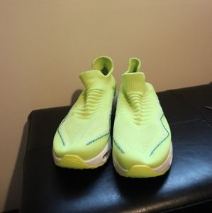 Size 8 Green Sneaker